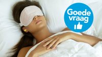 Vrouw slapend in bed met oogmasker en oordoppen